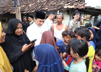 Wagub Banten Terharu, Meneteskan Air Mata Saat Menyerahkan Bantuan RTLH