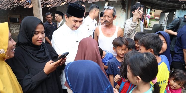 Wagub Banten Terharu, Meneteskan Air Mata Saat Menyerahkan Bantuan RTLH