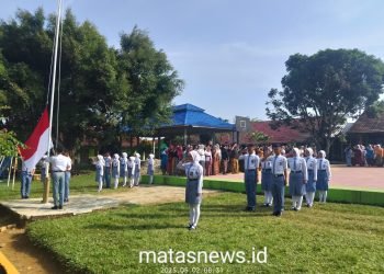 SMA Negeri 1 Banjit Gelar Upacara Peringatan Hardiknas