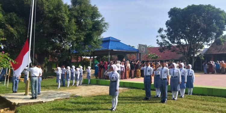 SMA Negeri 1 Banjit Gelar Upacara Peringatan Hardiknas