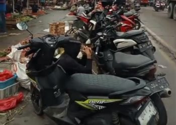 Jalan Cirabit Lumpuh, Dua Jalur Dikuasai Pedagang Pasar Mambo