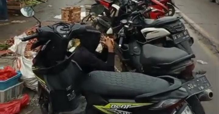 Jalan Cirabit Lumpuh, Dua Jalur Dikuasai Pedagang Pasar Mambo