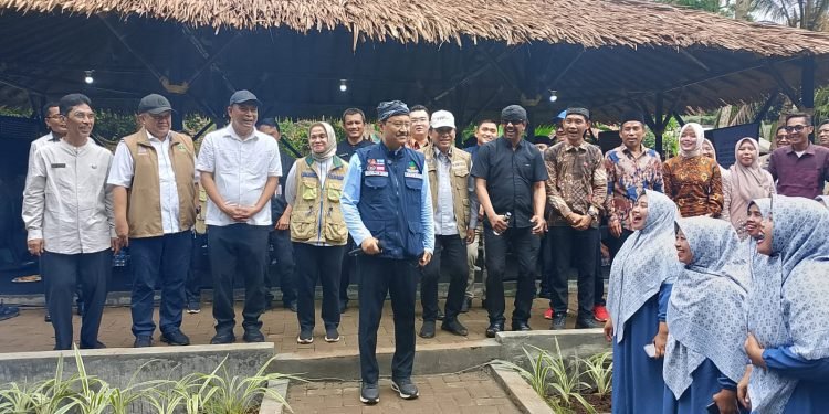 Harmonisasi di Taman Firdaus: Gus Ipul Nyanyi Bersama Warga Desa Talaga