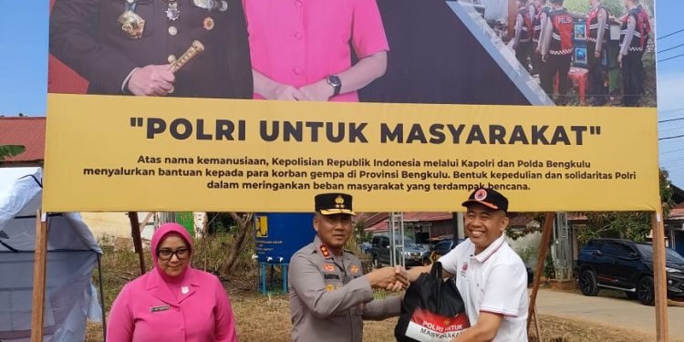Kapolri Tunjukkan Kepedulian, Bantu Korban Gempa Bengkulu