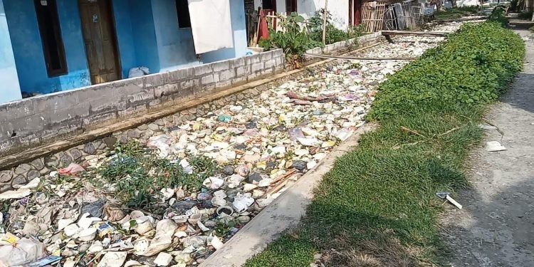 Bencana Sampah di Sungai Susukan: Warga Tirtayasa Menjerit!