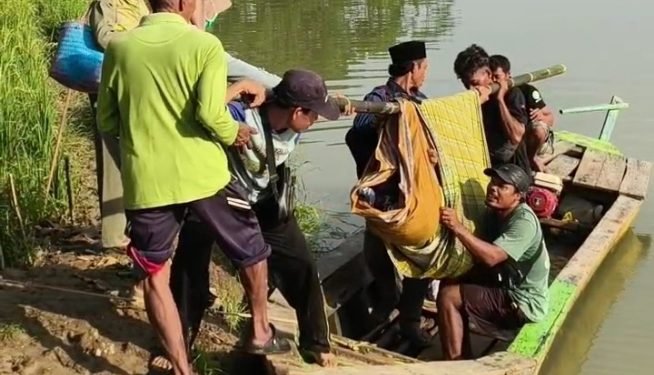 Perjuangan Nyawa di Jalan Rusak: Ibu Hamil Ditandu 7 Kilometer Menuju Puskesmas