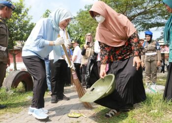 Bupati Serang Turun Langsung Bersihkan Sampah di Cikande