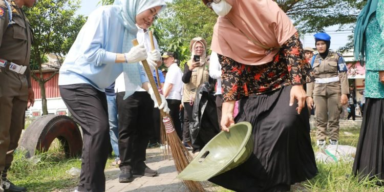 Bupati Serang Turun Langsung Bersihkan Sampah di Cikande