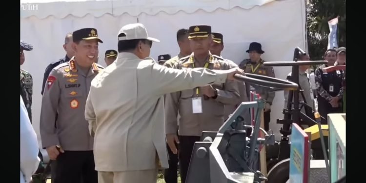 Presiden dan Kapolri Panen Raya Jagung di Bengkayang