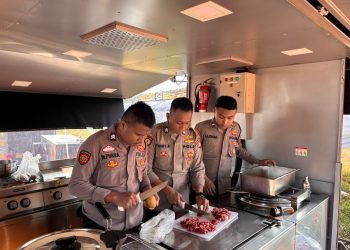 Dapur Lapangan Polda Metro Jaya untuk Pengungsi Kebakaran Penjaringan