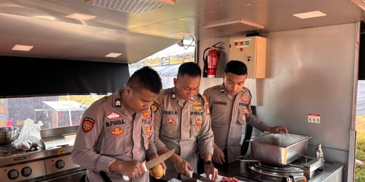 Dapur Lapangan Polda Metro Jaya untuk Pengungsi Kebakaran Penjaringan