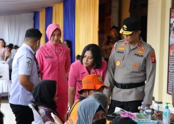 Polri untuk Masyarakat: Kapolda Kalteng Bagikan Bansos dan Layanan Kesehatan di Gunung Mas