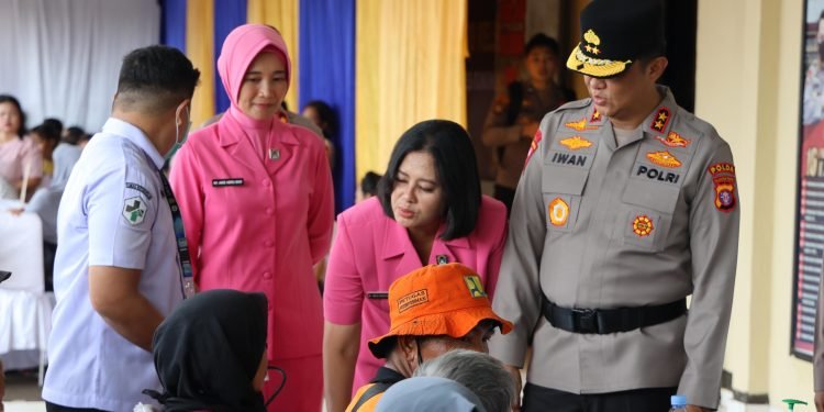 Polri untuk Masyarakat: Kapolda Kalteng Bagikan Bansos dan Layanan Kesehatan di Gunung Mas