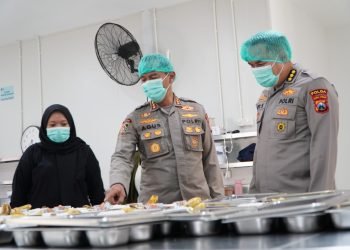 Gizi Seimbang untuk Masa Depan Cerah: Polda Jatim Berikan Makan Bergizi Gratis