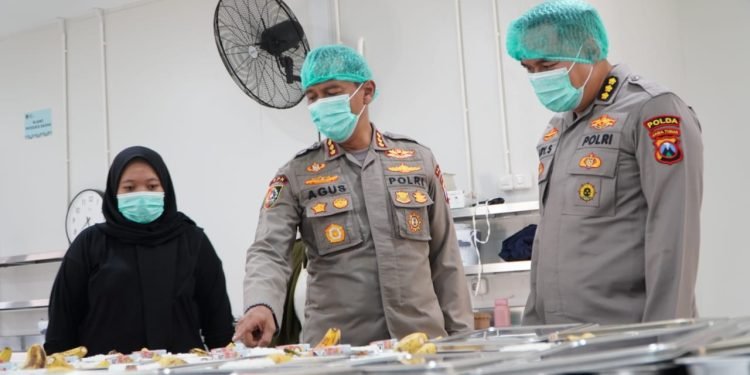 Gizi Seimbang untuk Masa Depan Cerah: Polda Jatim Berikan Makan Bergizi Gratis