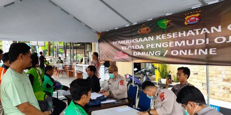 Polda Banten Gelar Bakti Kesehatan, Ratusan Driver Ojol Terlayani