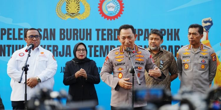 700 Buruh Terdampak PHK Kembali Bekerja Berkat Bantuan Kapolri!
