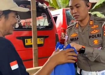 Polri Ulurkan Tangan, Bansos untuk Sopir Angkot di Serang