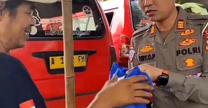 Polri Ulurkan Tangan, Bansos untuk Sopir Angkot di Serang