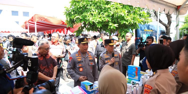 Kapolri Tinjau Langsung Bakti Kesehatan Polri di Bekasi