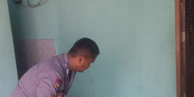 Polsek Jawilan Bersihkan Mushola dan TPU Sambut Hari Bhayangkara