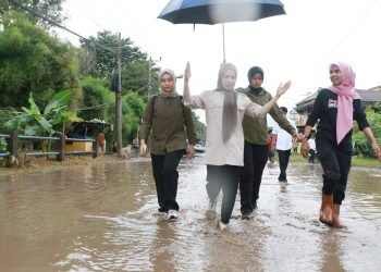 Bupati Serang Terobos Banjir, Tinjau Langsung Kondisi Warga Terdampak