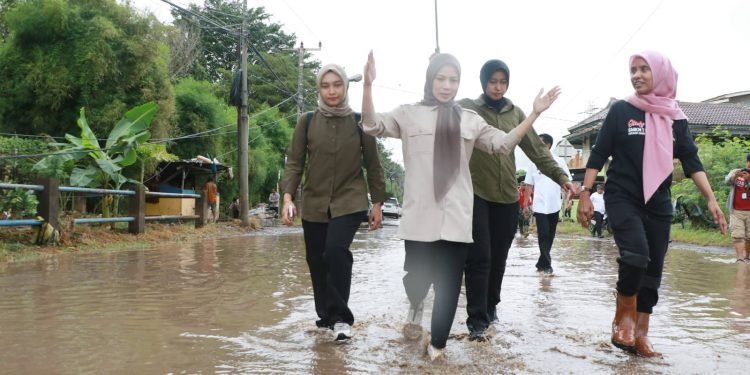 Bupati Serang Terobos Banjir, Tinjau Langsung Kondisi Warga Terdampak