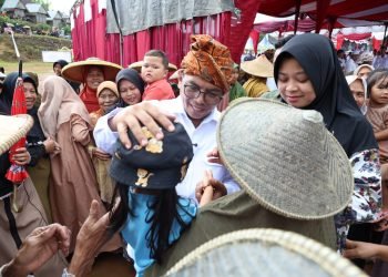 Gubernur Andra Soni Raih Sambutan Hangat di Citorek Tengah