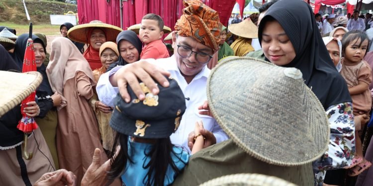Gubernur Andra Soni Raih Sambutan Hangat di Citorek Tengah