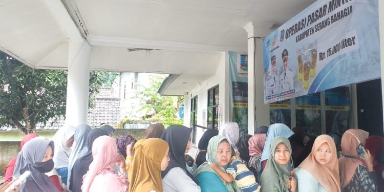 Operasi Pasar Minyak Goreng di Ciomas