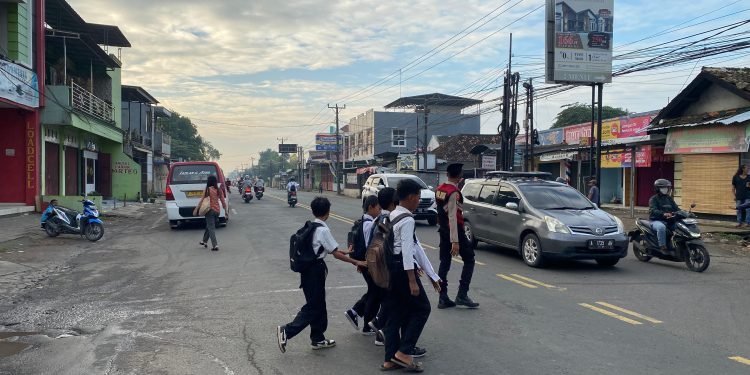 Strong Point Pagi Polres Serang: Lancarnya Arus Lalu Lintas dan Rasa Aman Warga Terjaga