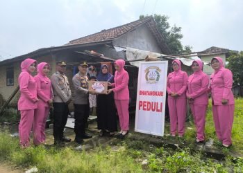 Bansos Sembako dari Polsek Jawilan untuk Warga Kurang Mampu