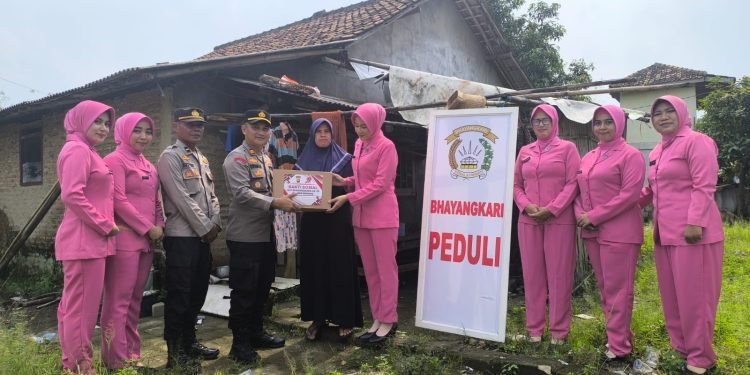 Bansos Sembako dari Polsek Jawilan untuk Warga Kurang Mampu