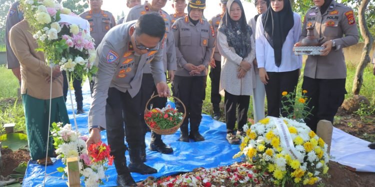 HUT Bhayangkara ke-79: Ziarah Baharkam Polri ke Makam Briptu Ghalib