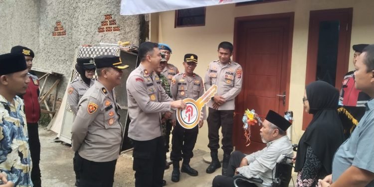 Rumah Baru, Harapan Baru: Polres Serang Bedah Rumah Purnawirawan