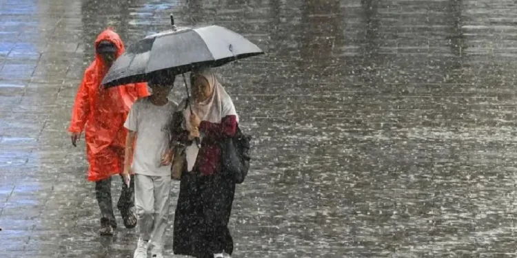 Peringatan Dini BMKG: Hujan Lebat Ancam Indonesia Hingga Awal Pekan