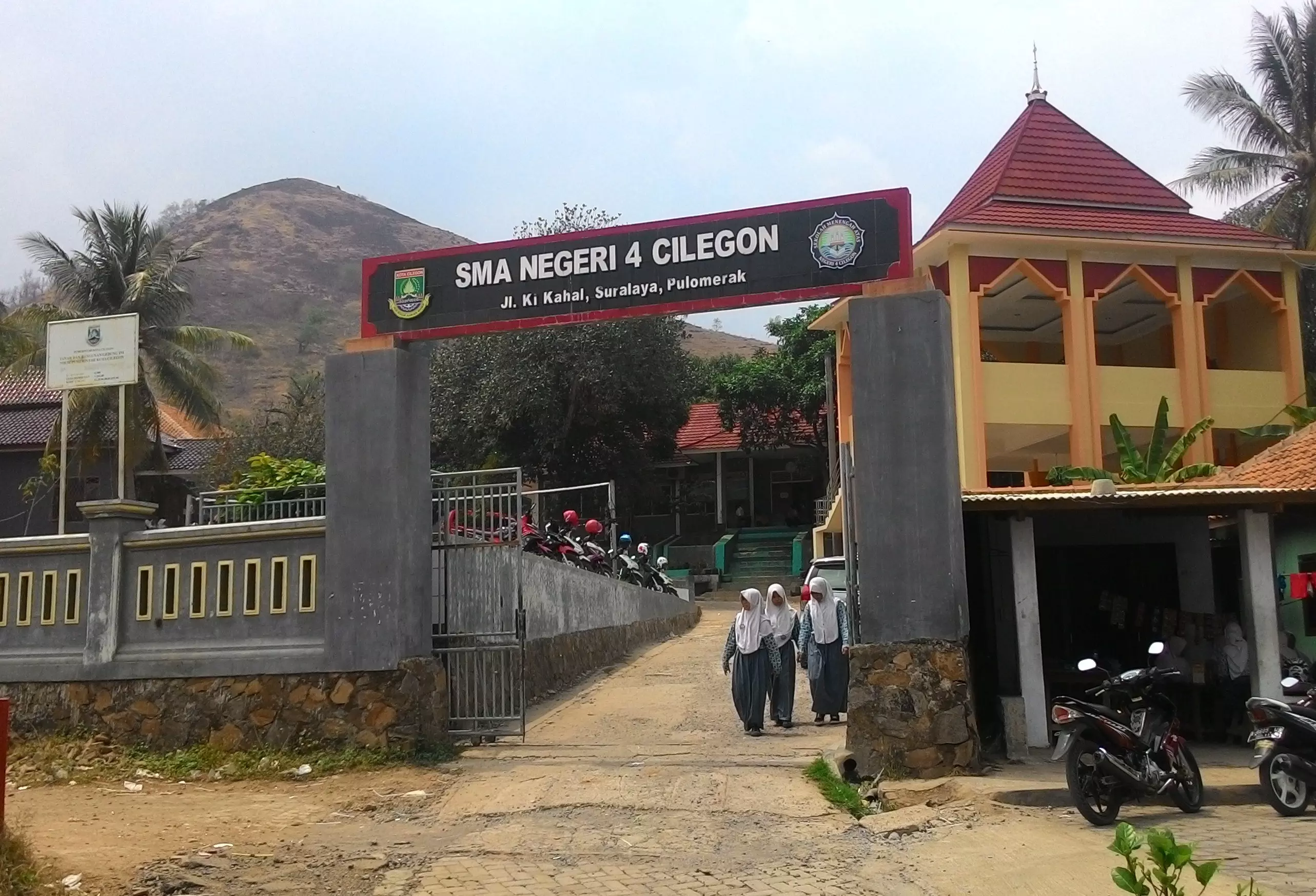 Seragam Sekolah Rp1,8 Juta! Orang Tua Siswa SMAN 4 Cilegon Geram