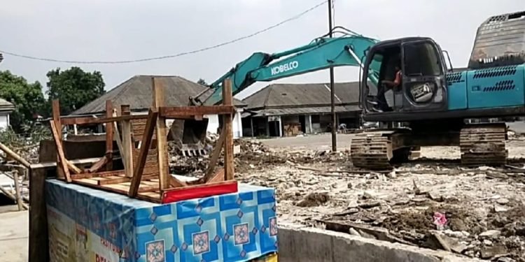 “Arogan dan Tak Berprikemanusiaan!”  Pedagang Kecam Kades Tobat