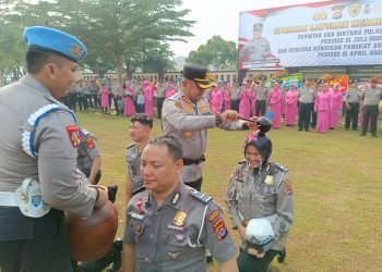 Naik Pangkat, 67 Polisi Polres Serang Mandi Air Kembang!