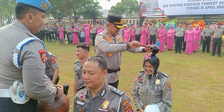 Naik Pangkat, 67 Polisi Polres Serang Mandi Air Kembang!