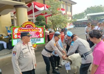 Kapolres Serang Beri Kenang-kenangan Domba pada Perwira Purna Tugas