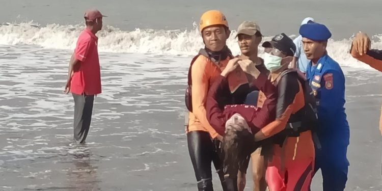 Perjuangan Mencari Korban di Selat Bali: Harapan Keluarga di Tengah Duka