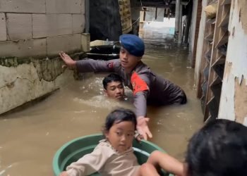 Balita Selamat! Dievakuasi dengan Ember di Banjir Jaktim