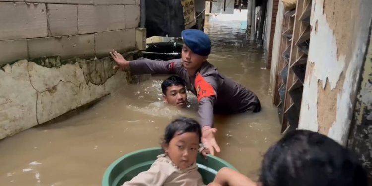 Balita Selamat! Dievakuasi dengan Ember di Banjir Jaktim