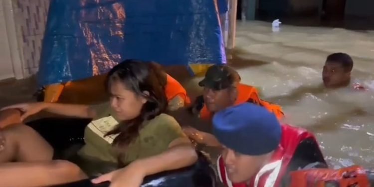 Ban Jadi Penyelamat Ibu Hamil di Banjir Jakarta