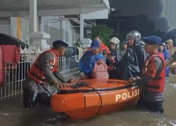 Aksi Heroik Brimob! 33 Jiwa Selamat dari Banjir Tangsel