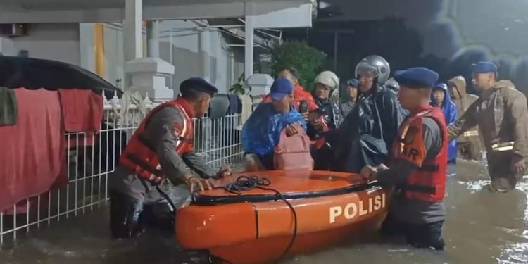 Aksi Heroik Brimob! 33 Jiwa Selamat dari Banjir Tangsel