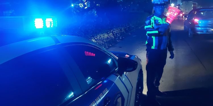 Blue Light Melintasi Serang-Jakarta: Amankan Jalan, Tertibkan Parkir