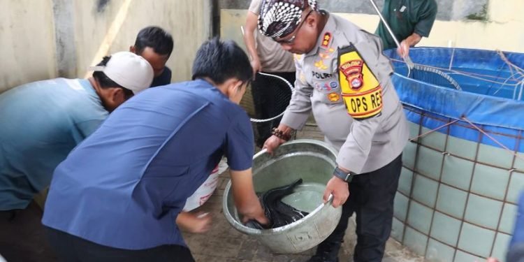 Kapolres Serang Bagi-bagi Rezeki: 150 Kg Lele untuk Warga!