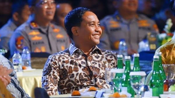 Menhut Puji Polisi Teladan Penerima Hoegeng Awards: “Luar Biasa, Keren Sekali!”